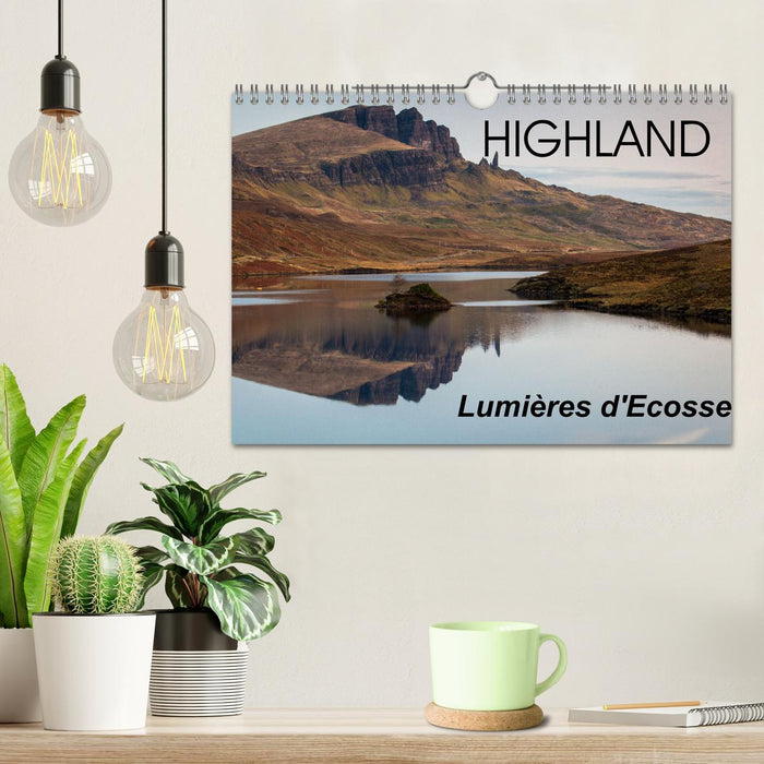 HIGHLAND, Lumières d'Ecosse (CALVENDO Calendrier mensuel 2025)