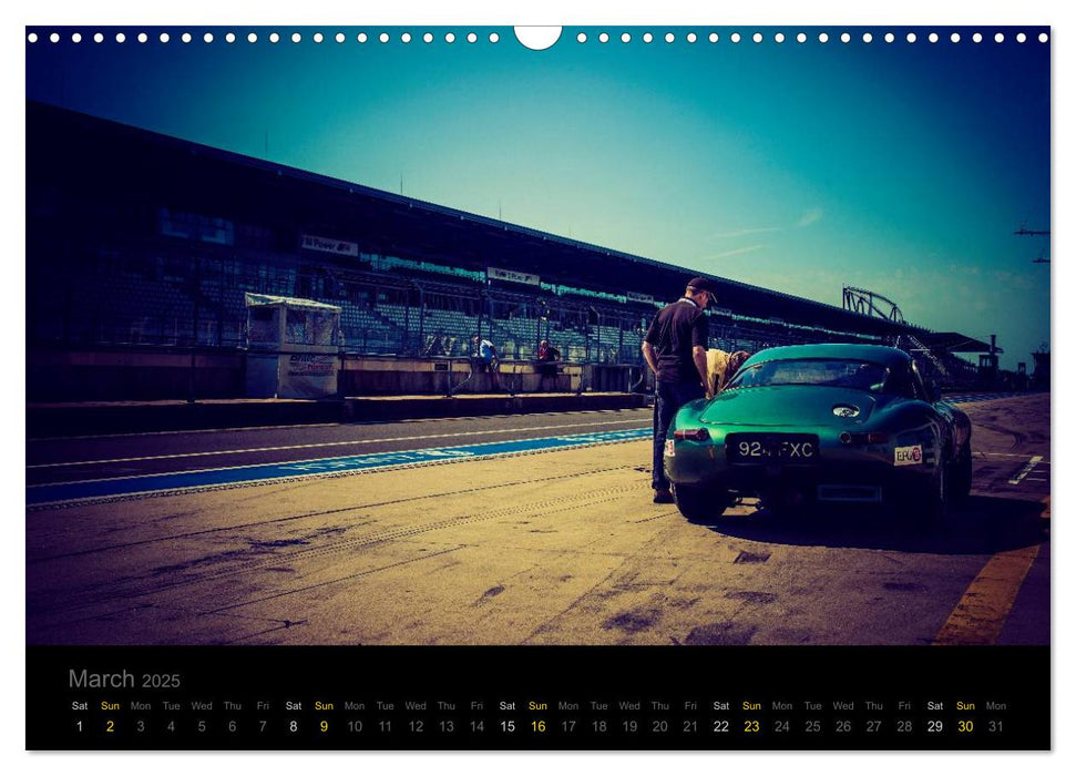 Jaguar E-Type - On Track (CALVENDO Monthly Calendar 2025)