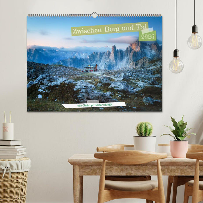 Zwischen Berg und Tal (CALVENDO Wandkalender 2025)