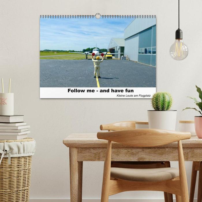 Follow me-and have fun kleine Leute am Flugplatz (CALVENDO Wandkalender 2025)