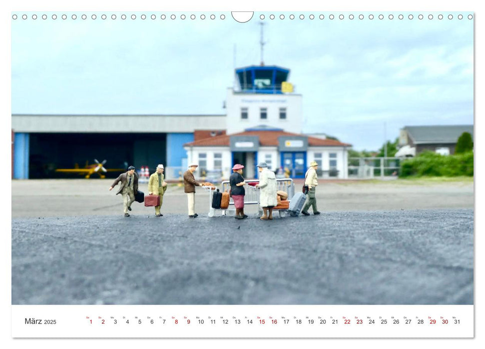 Follow me-and have fun kleine Leute am Flugplatz (CALVENDO Wandkalender 2025)