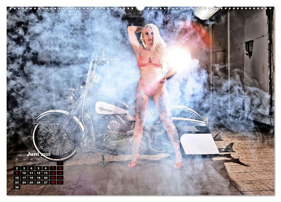 Motorräder und Sexy Girls (CALVENDO Premium Wandkalender 2025)