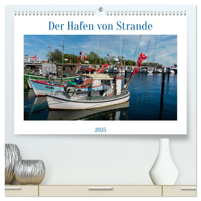 Der Hafen von Strande (CALVENDO Premium Wandkalender 2025)