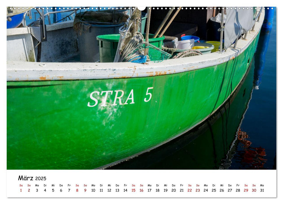 Der Hafen von Strande (CALVENDO Premium Wandkalender 2025)