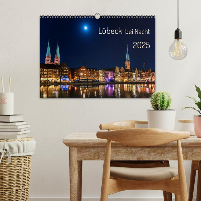 Lübeck bei Nacht (CALVENDO Wandkalender 2025)