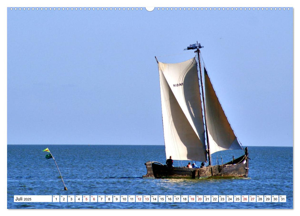 Unter Segeln übers Kurische Haff (CALVENDO Premium Wandkalender 2025)