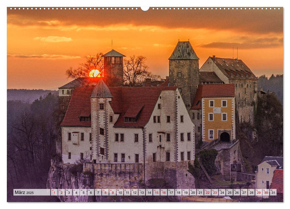 Die Burg Hohnstein im Wandel der Jahreszeiten (CALVENDO Premium Wandkalender 2025)