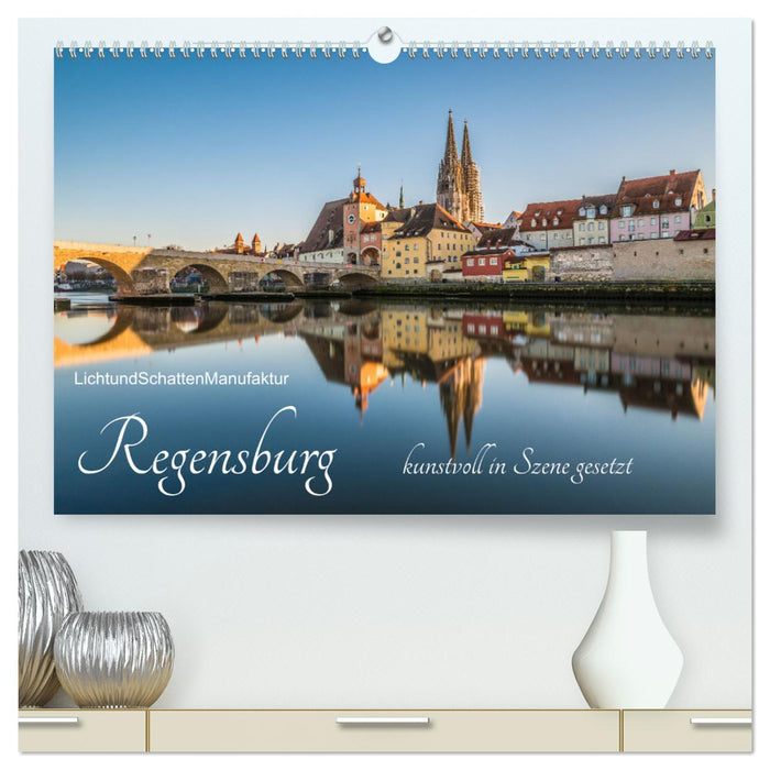 Regensburg kunstvoll in Szene gesetzt (CALVENDO Premium Wandkalender 2025)