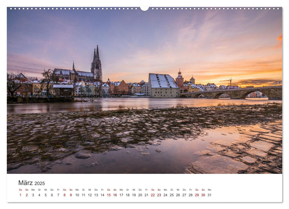 Regensburg kunstvoll in Szene gesetzt (CALVENDO Premium Wandkalender 2025)