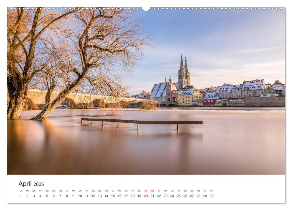 Regensburg kunstvoll in Szene gesetzt (CALVENDO Premium Wandkalender 2025)