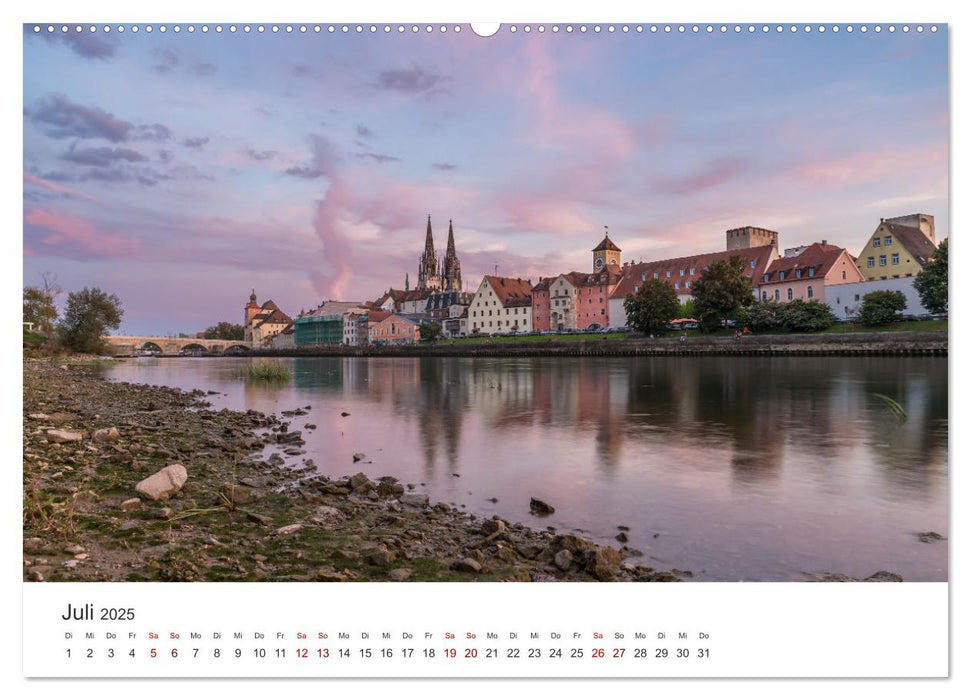 Regensburg kunstvoll in Szene gesetzt (CALVENDO Premium Wandkalender 2025)