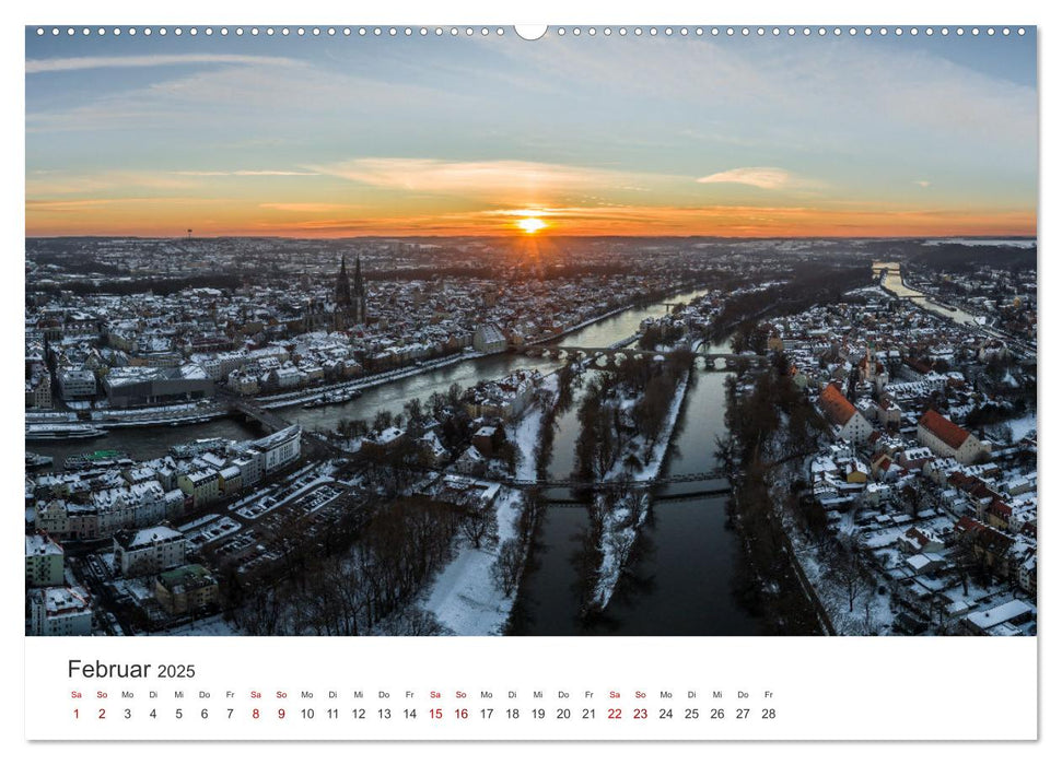 Regensburg kunstvoll in Szene gesetzt (CALVENDO Wandkalender 2025)