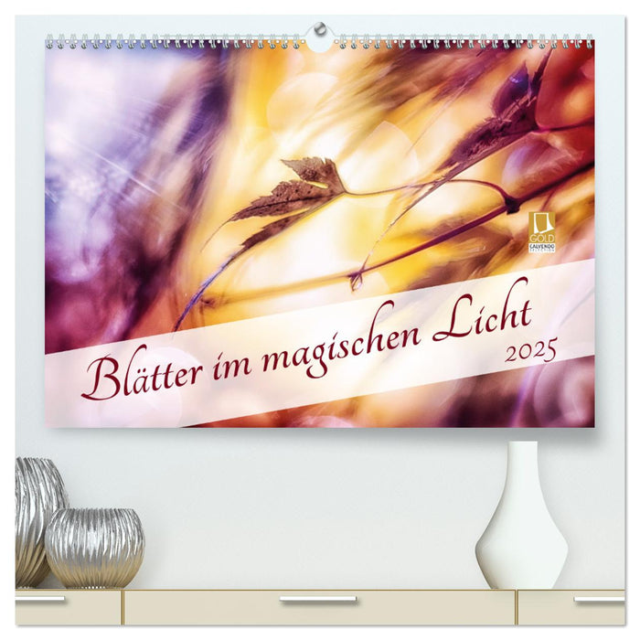 Blätter im magischen Licht (CALVENDO Premium Wandkalender 2025)