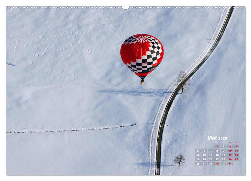 Ballonfahrt im winterlichen Kaiserwinkl (CALVENDO Premium Wandkalender 2025)