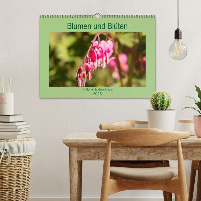 Blumen und Blüten im Garten hinterm Haus (CALVENDO Wandkalender 2025)