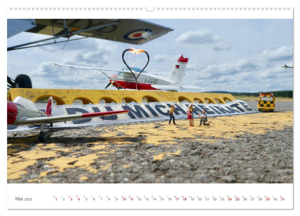 Follow me - kleine Leute am Flugplatz (CALVENDO Premium Wandkalender 2025)