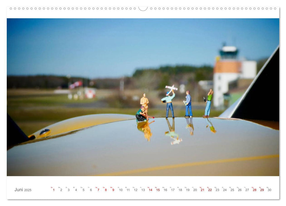 Follow me - kleine Leute am Flugplatz (CALVENDO Premium Wandkalender 2025)