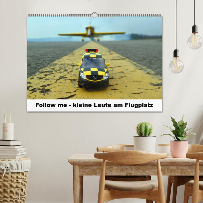 Follow me - kleine Leute am Flugplatz (CALVENDO Wandkalender 2025)