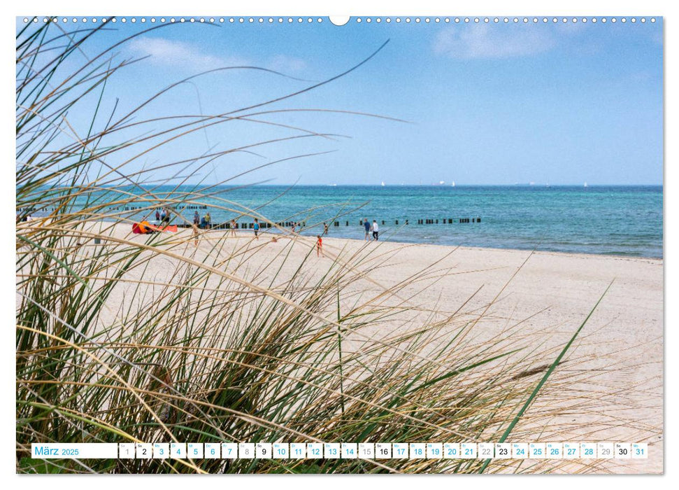 Warnemünde - Sommer, Sonne und Sand im Schuh (CALVENDO Wandkalender 2025)