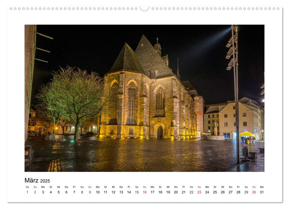 Halle bei Nacht (CALVENDO Premium Wandkalender 2025)