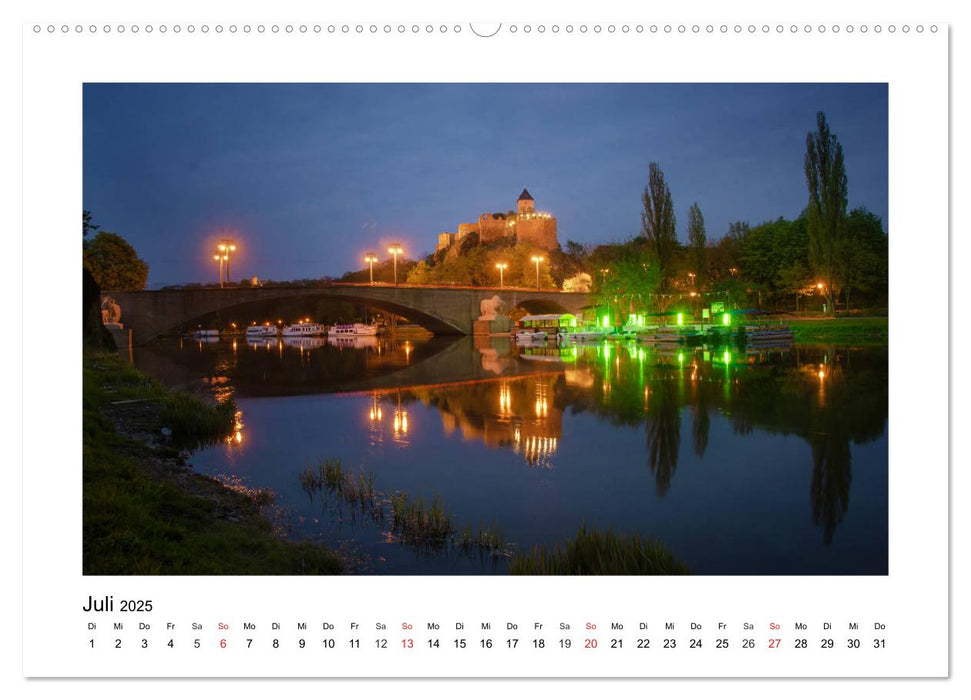 Halle bei Nacht (CALVENDO Premium Wandkalender 2025)