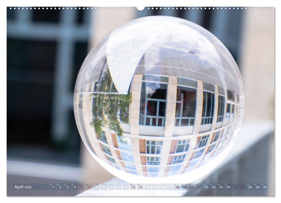 Moderne Architektur in Stuttgart durch die Glaskugel fotografiert (CALVENDO Wandkalender 2025)