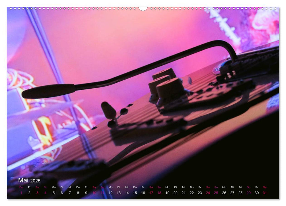 SPOTLIGHTS - Gitarren im Scheinwerferlicht (CALVENDO Premium Wandkalender 2025)