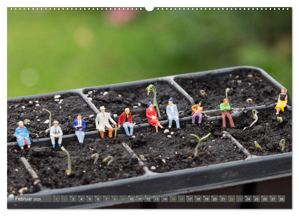 Miniaturfiguren in der Makrowelt ...ganz groß im Garten (CALVENDO Premium Wandkalender 2025)