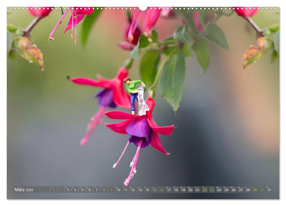 Miniaturfiguren in der Makrowelt ...ganz groß im Garten (CALVENDO Premium Wandkalender 2025)