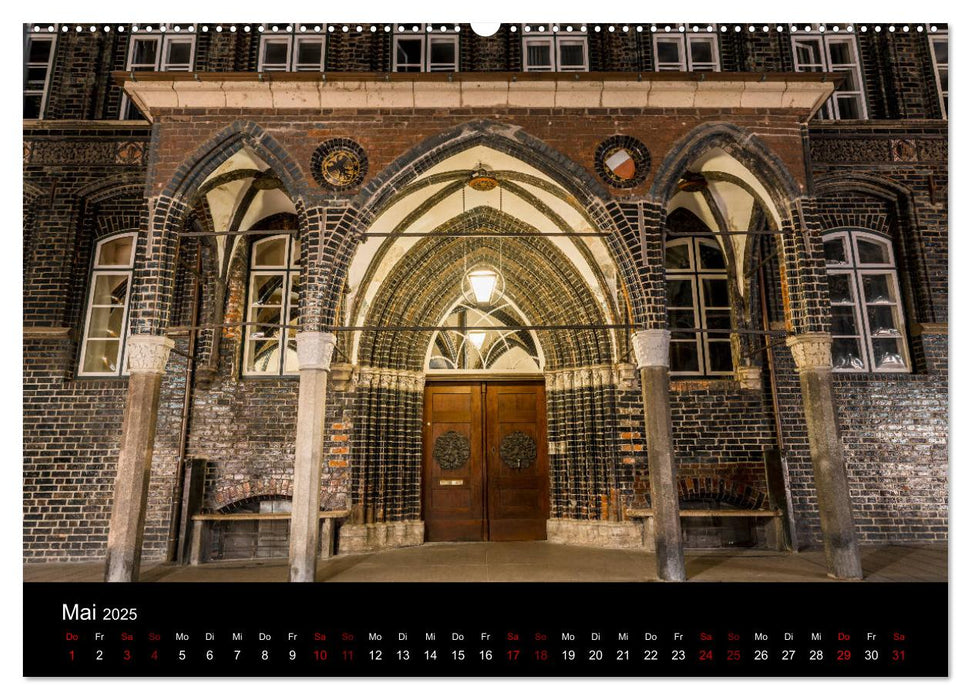 Eine Nacht in Lübeck (CALVENDO Premium Wandkalender 2025)