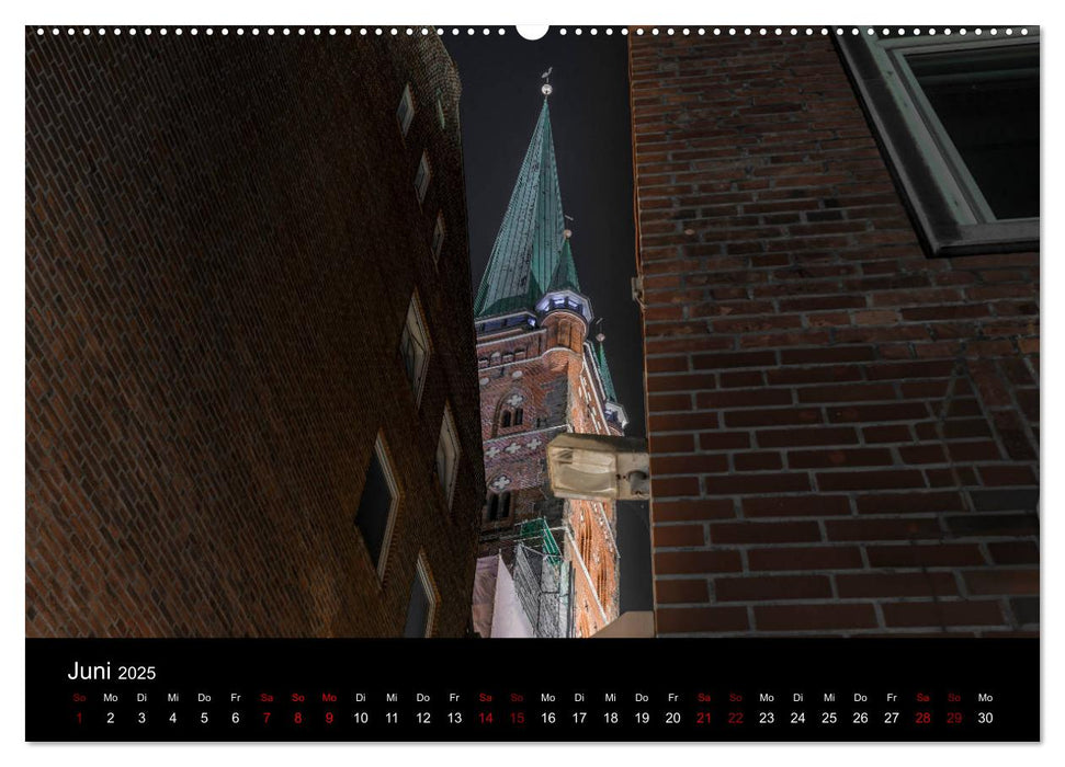 Eine Nacht in Lübeck (CALVENDO Premium Wandkalender 2025)