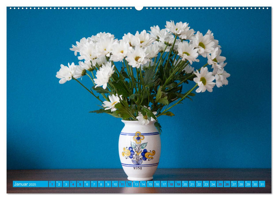 Still Life - Blumen vor der blauen Wand (CALVENDO Wandkalender 2025)