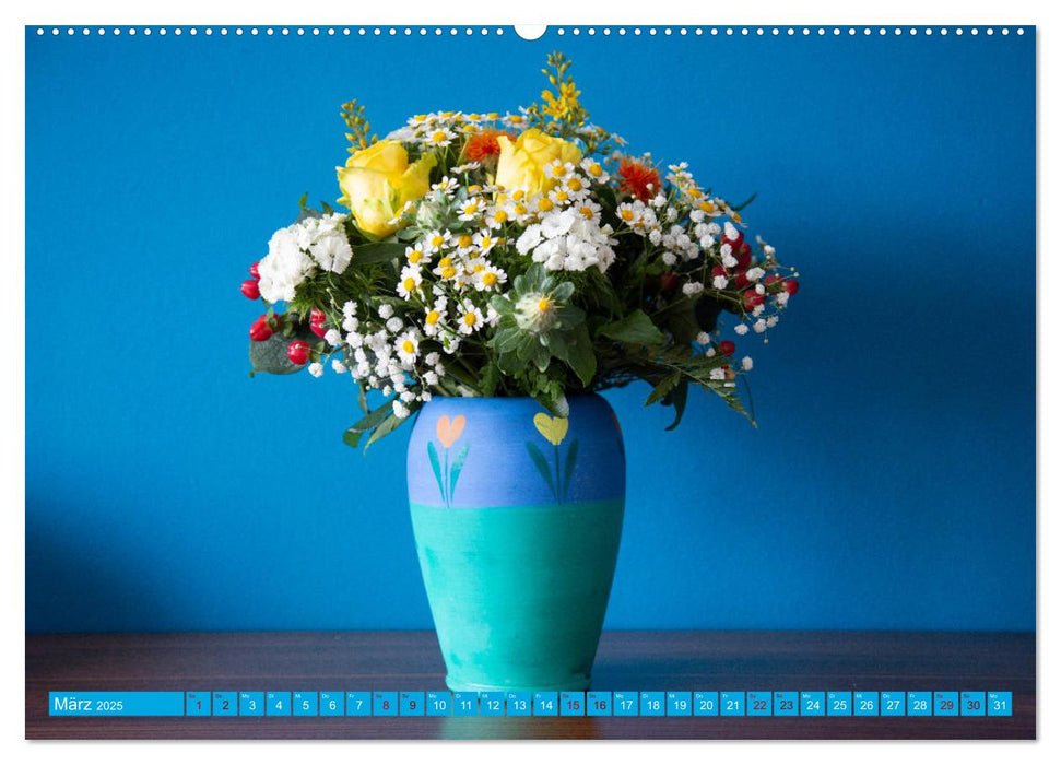 Still Life - Blumen vor der blauen Wand (CALVENDO Wandkalender 2025)