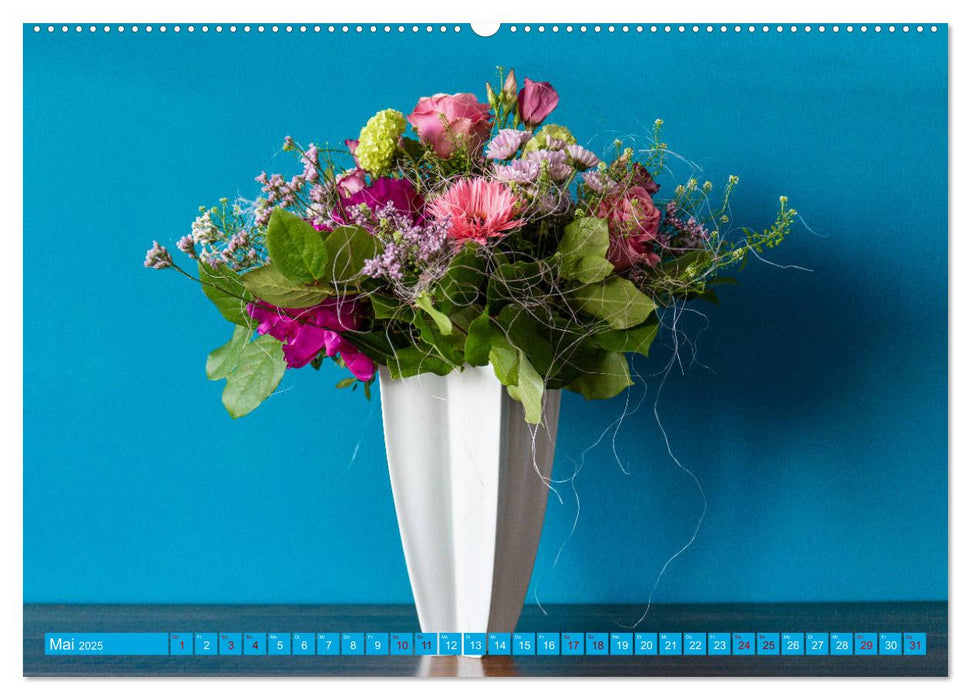 Still Life - Blumen vor der blauen Wand (CALVENDO Wandkalender 2025)