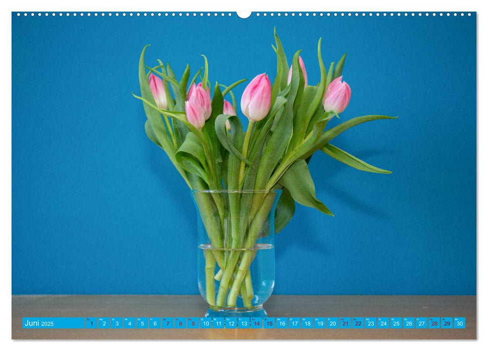 Still Life - Blumen vor der blauen Wand (CALVENDO Wandkalender 2025)