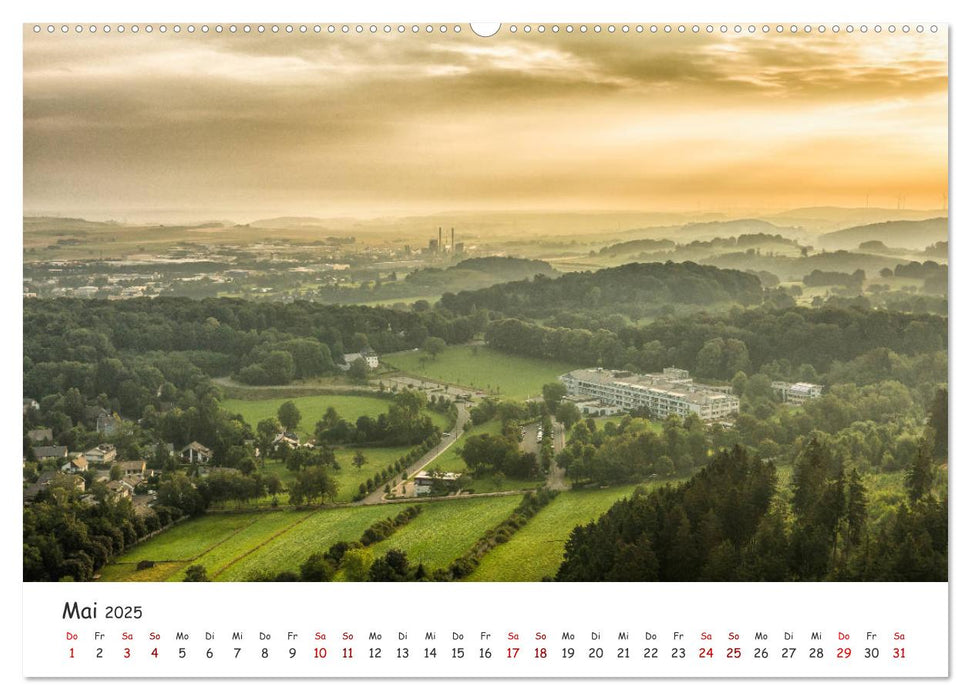 Das Sauerland bei Brilon aus der Vogelperspektive (CALVENDO Premium Wandkalender 2025)