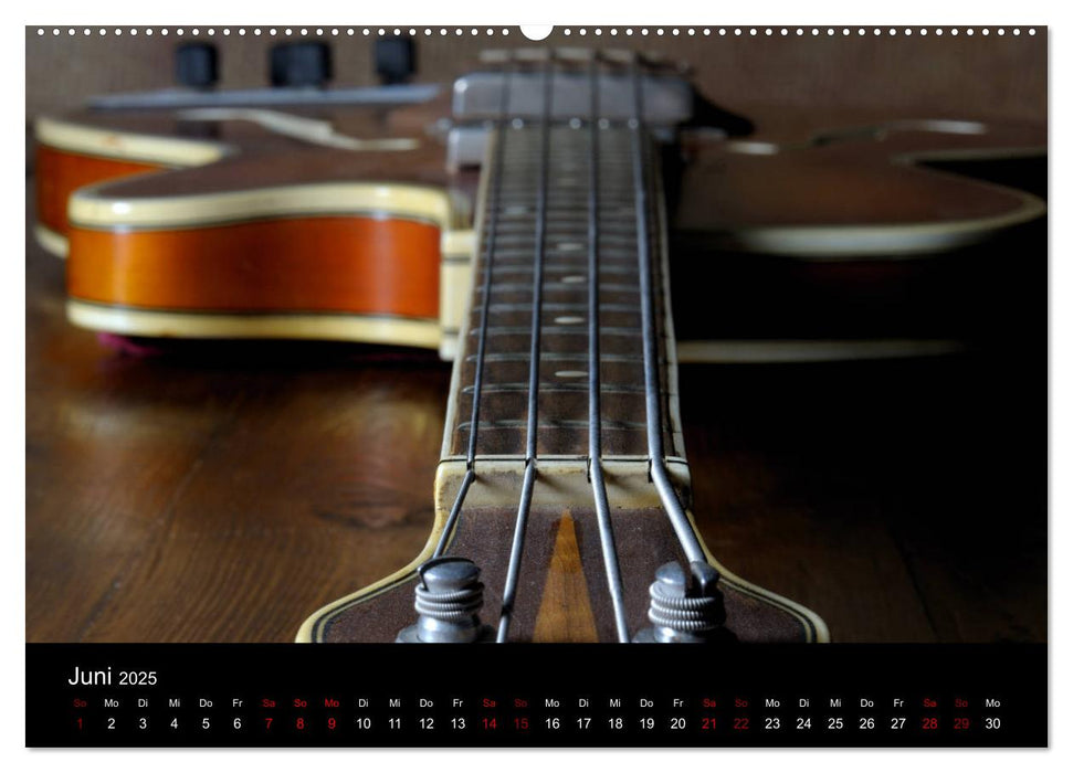 Feinheiten - Alte Gitarren im Detail (CALVENDO Premium Wandkalender 2025)