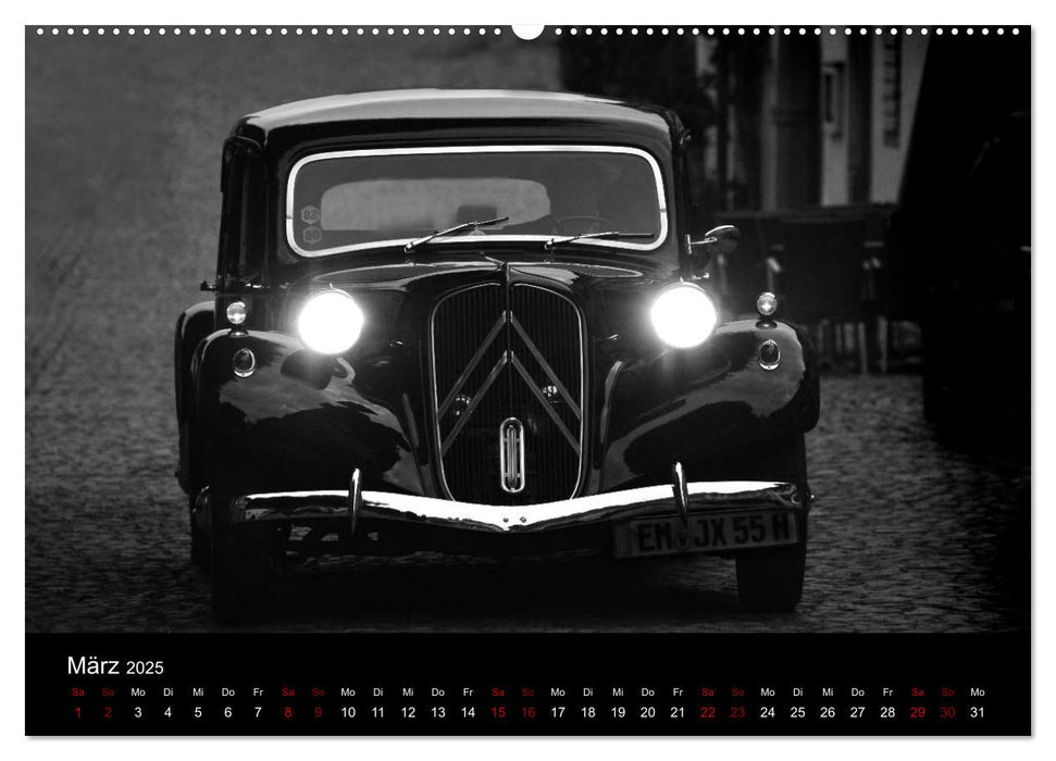 Citroën 11 CV Traction Avant in schwarzweiss (CALVENDO Premium Wandkalender 2025)