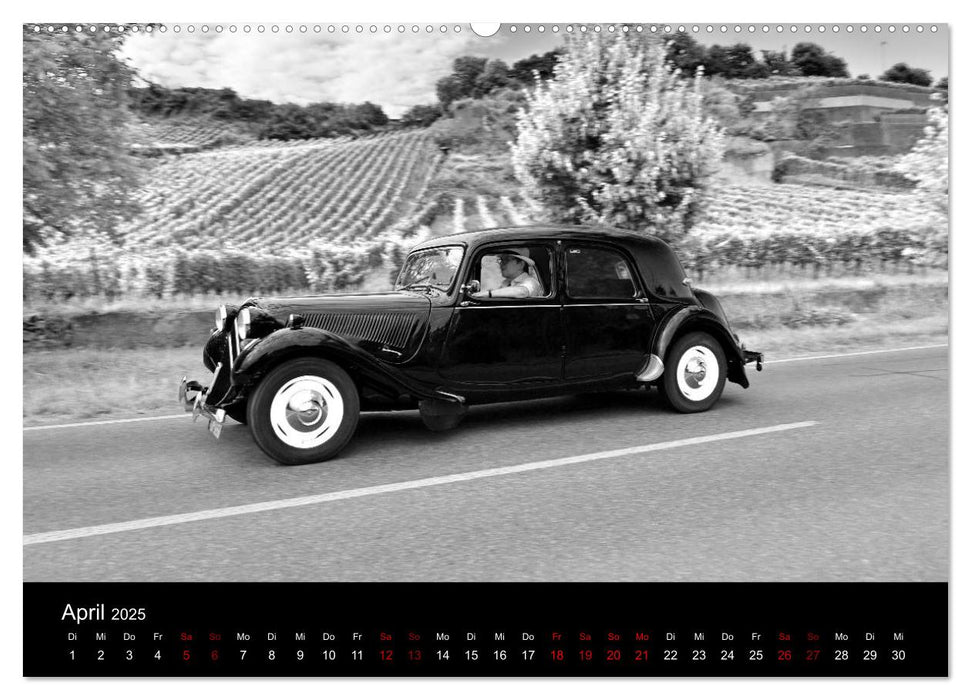 Citroën 11 CV Traction Avant in schwarzweiss (CALVENDO Premium Wandkalender 2025)