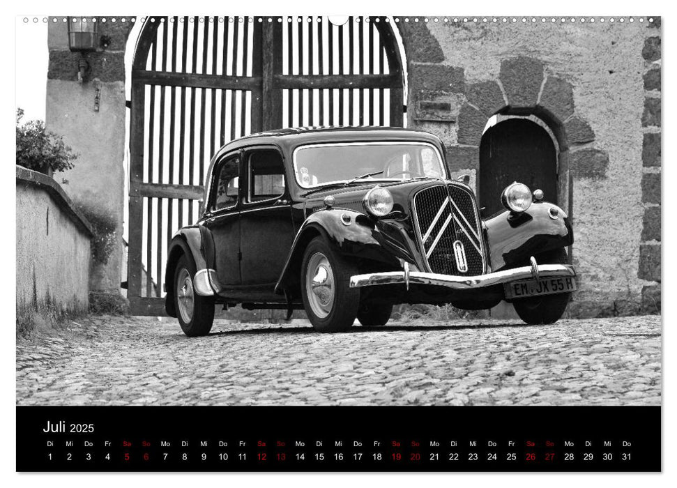 Citroën 11 CV Traction Avant in schwarzweiss (CALVENDO Premium Wandkalender 2025)