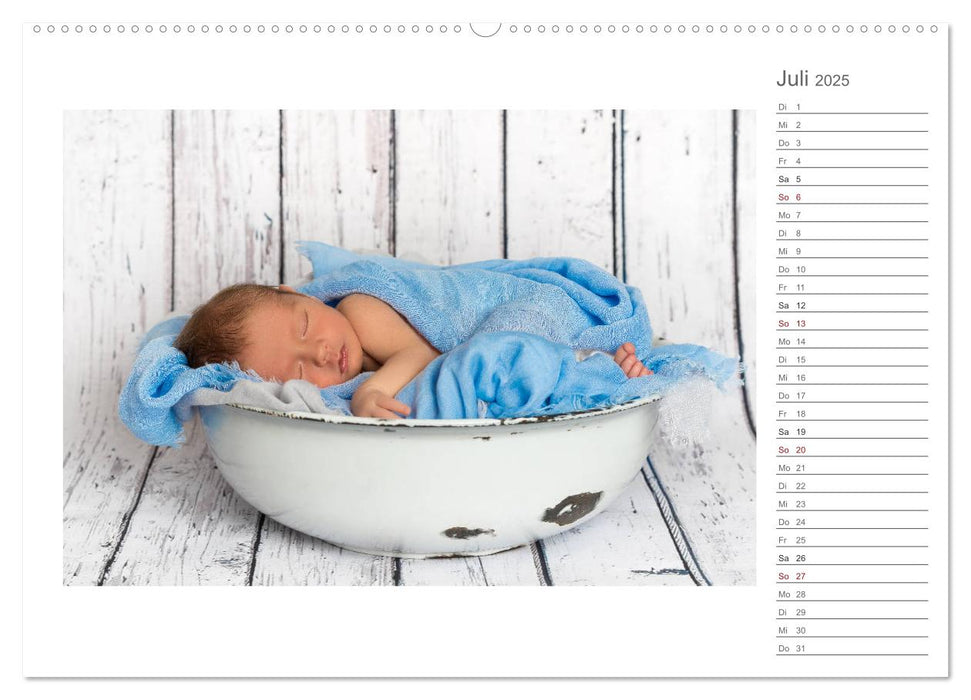 Aller Anfang ist klein - Babykalender mit Noah (CALVENDO Premium Wandkalender 2025)