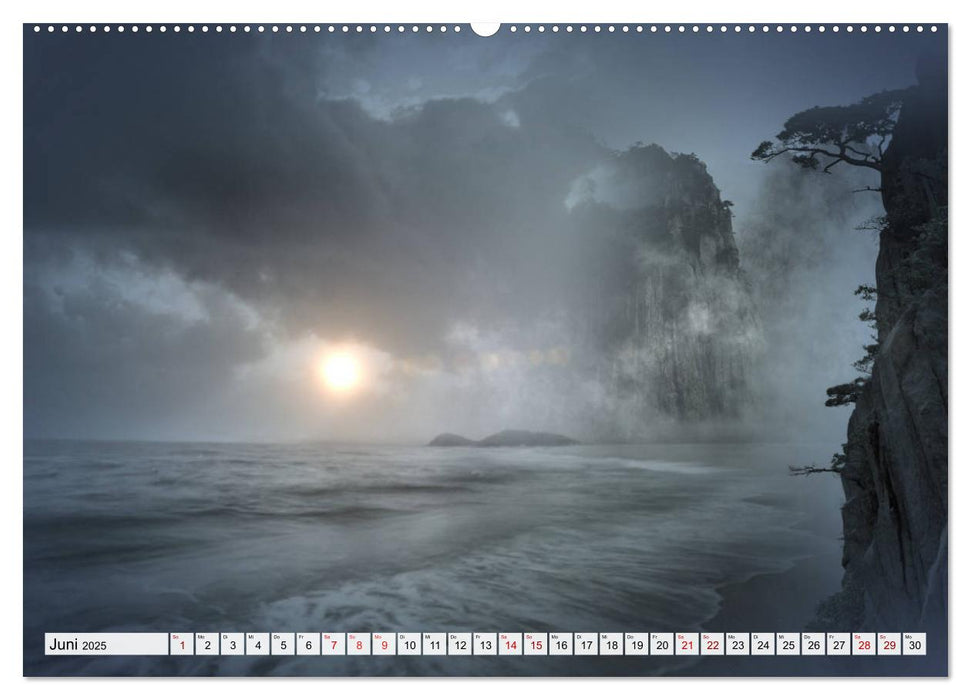 Göttererwachen. Die Natur im mystischen Nebel (CALVENDO Wandkalender 2025)