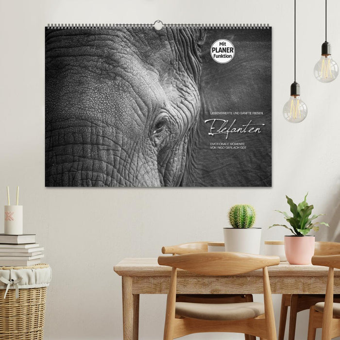 Emotionale Momente: Elefanten in black and white (CALVENDO Wandkalender 2025)