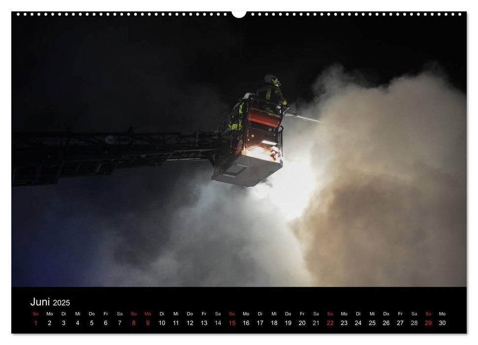 FEUERWEHR IM EINSATZ (CALVENDO Premium Wandkalender 2025)