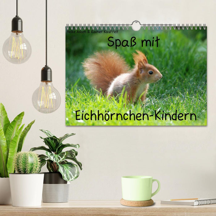 Spaß mit Eichhörnchen-Kindern (CALVENDO Wandkalender 2025)