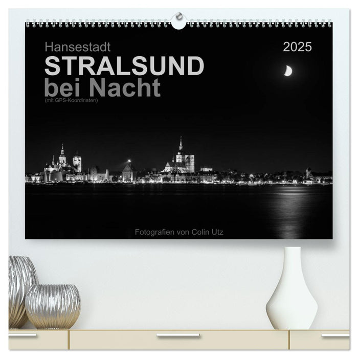 Hansestadt Stralsund bei Nacht (mit GPS-Koordinaten) (CALVENDO Premium Wandkalender 2025)