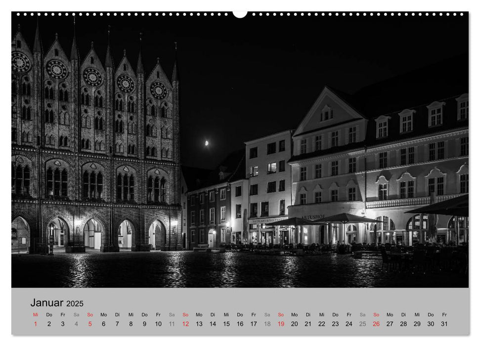 Hansestadt Stralsund bei Nacht (mit GPS-Koordinaten) (CALVENDO Premium Wandkalender 2025)