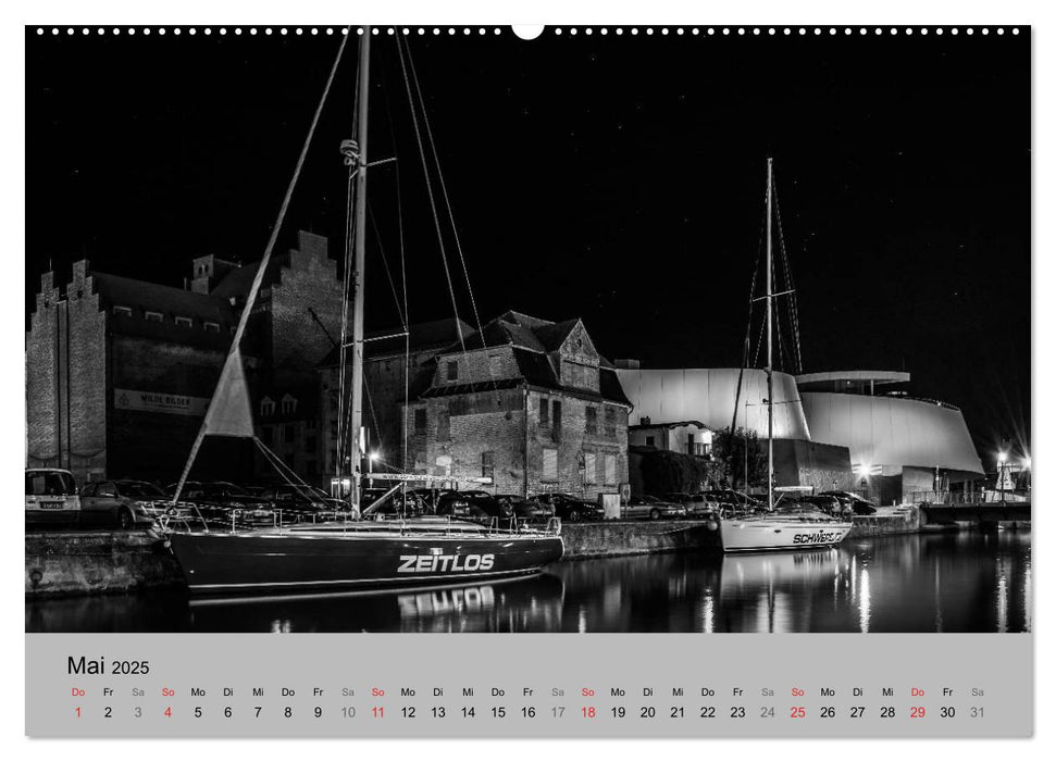 Hansestadt Stralsund bei Nacht (mit GPS-Koordinaten) (CALVENDO Premium Wandkalender 2025)