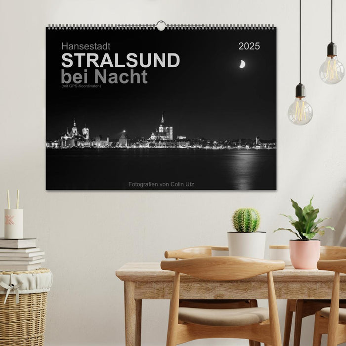 Hansestadt Stralsund bei Nacht (mit GPS-Koordinaten) (CALVENDO Wandkalender 2025)