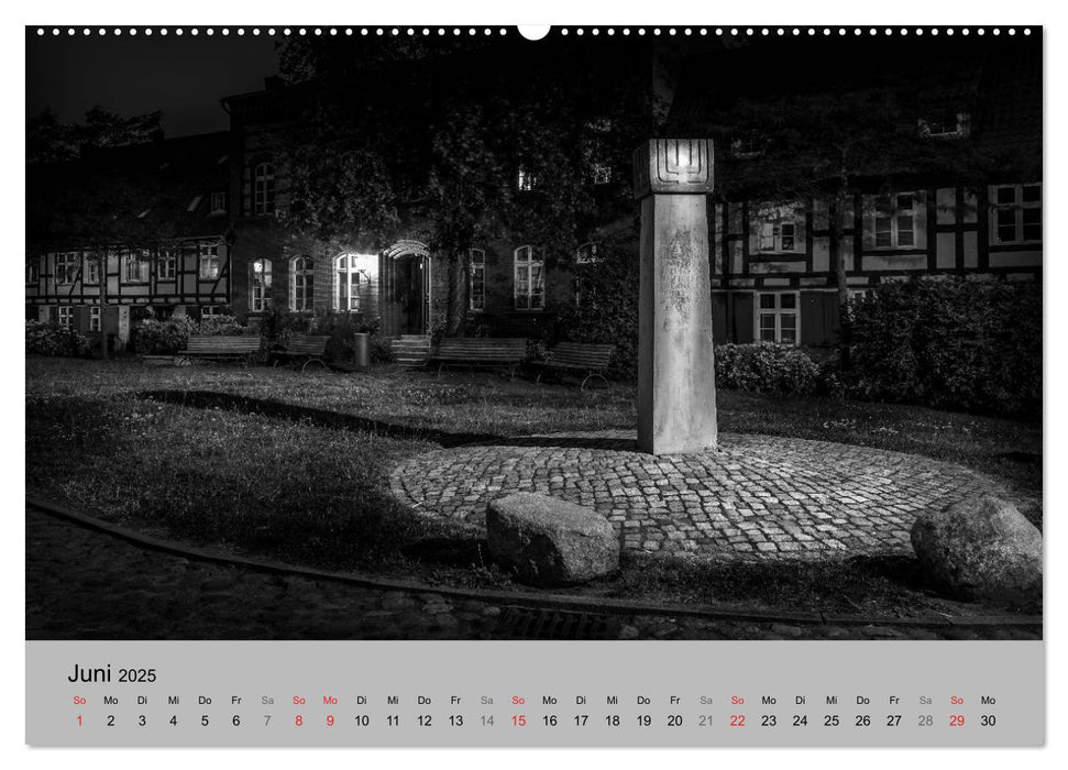 Hansestadt Stralsund bei Nacht (mit GPS-Koordinaten) (CALVENDO Wandkalender 2025)